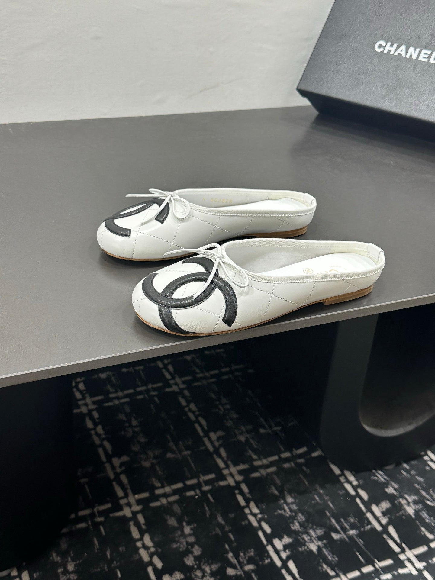 CHANEL 26S BALLET FLATS IN WHITE CALFSKIN WITH BLACK CC LOGO