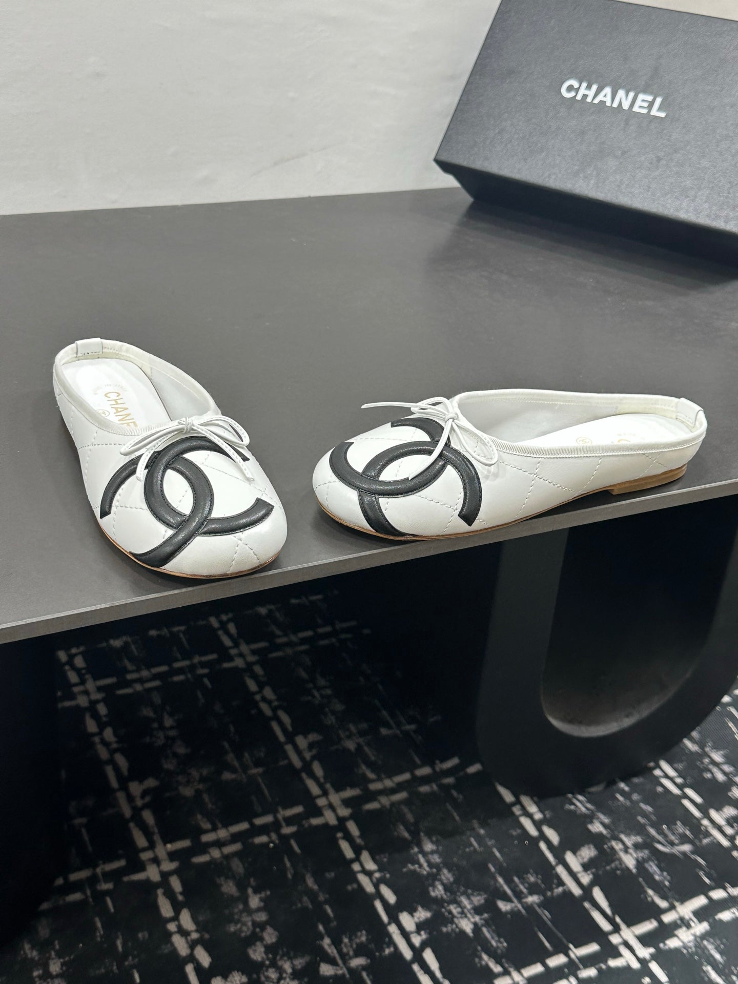 CHANEL 26S BALLET FLATS IN WHITE CALFSKIN WITH BLACK CC LOGO