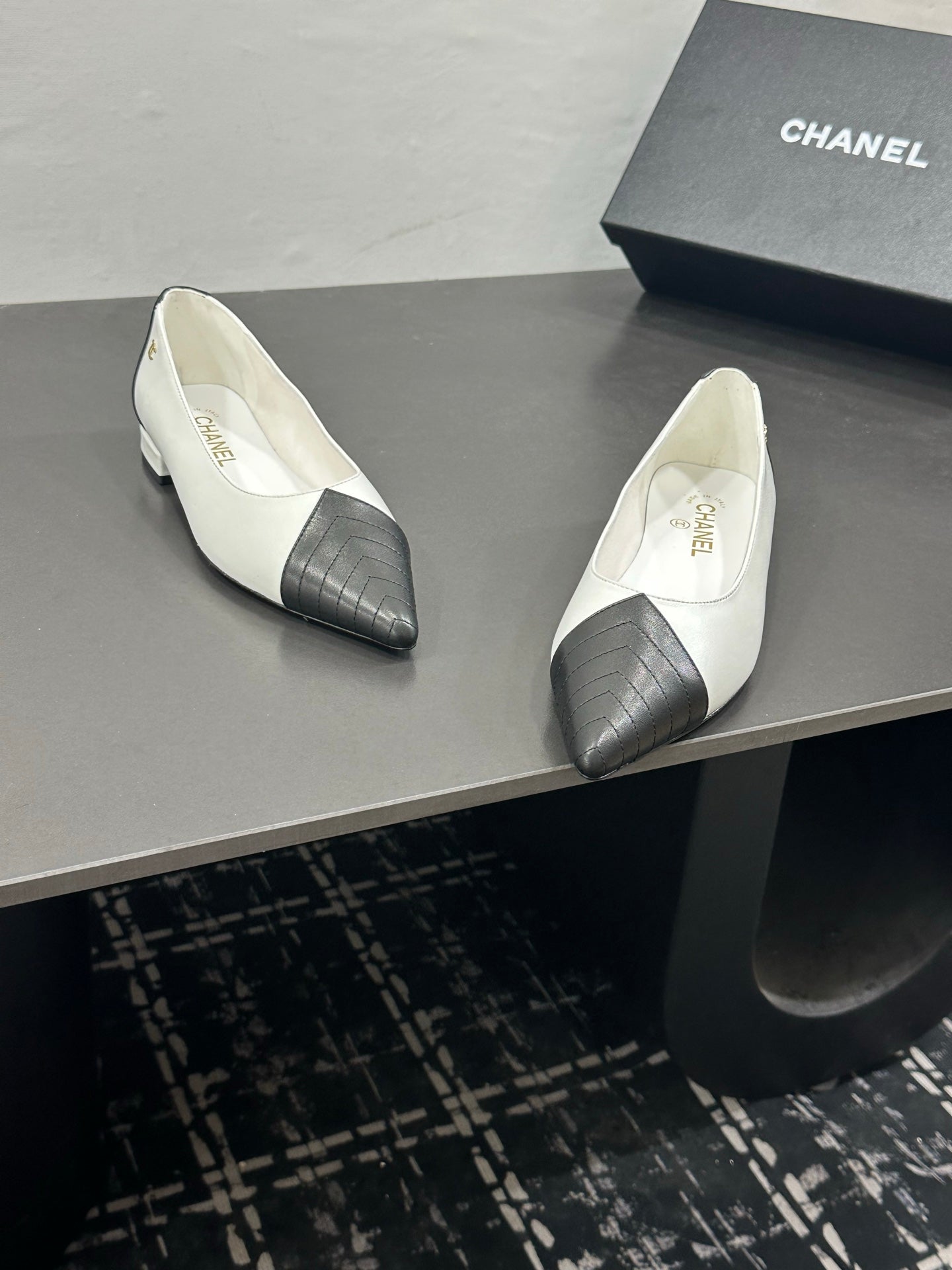 CHANEL 26S FLAT SHOES IN WHITE AND BLACK LAMBSKIN