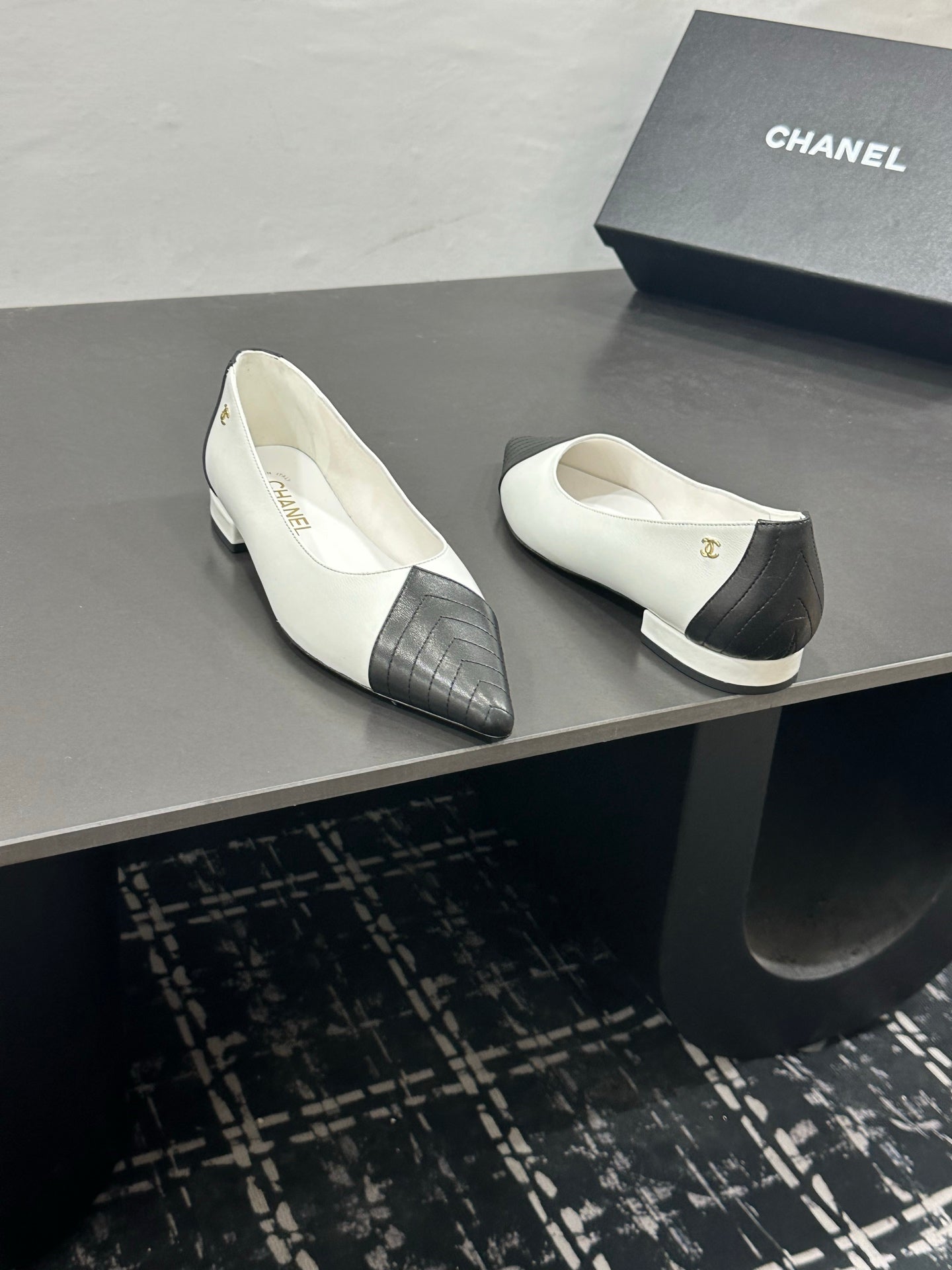 CHANEL 26S FLAT SHOES IN WHITE AND BLACK LAMBSKIN