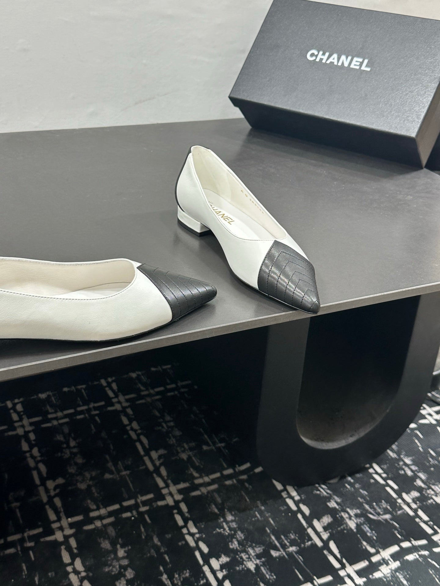 CHANEL 26S FLAT SHOES IN WHITE AND BLACK LAMBSKIN