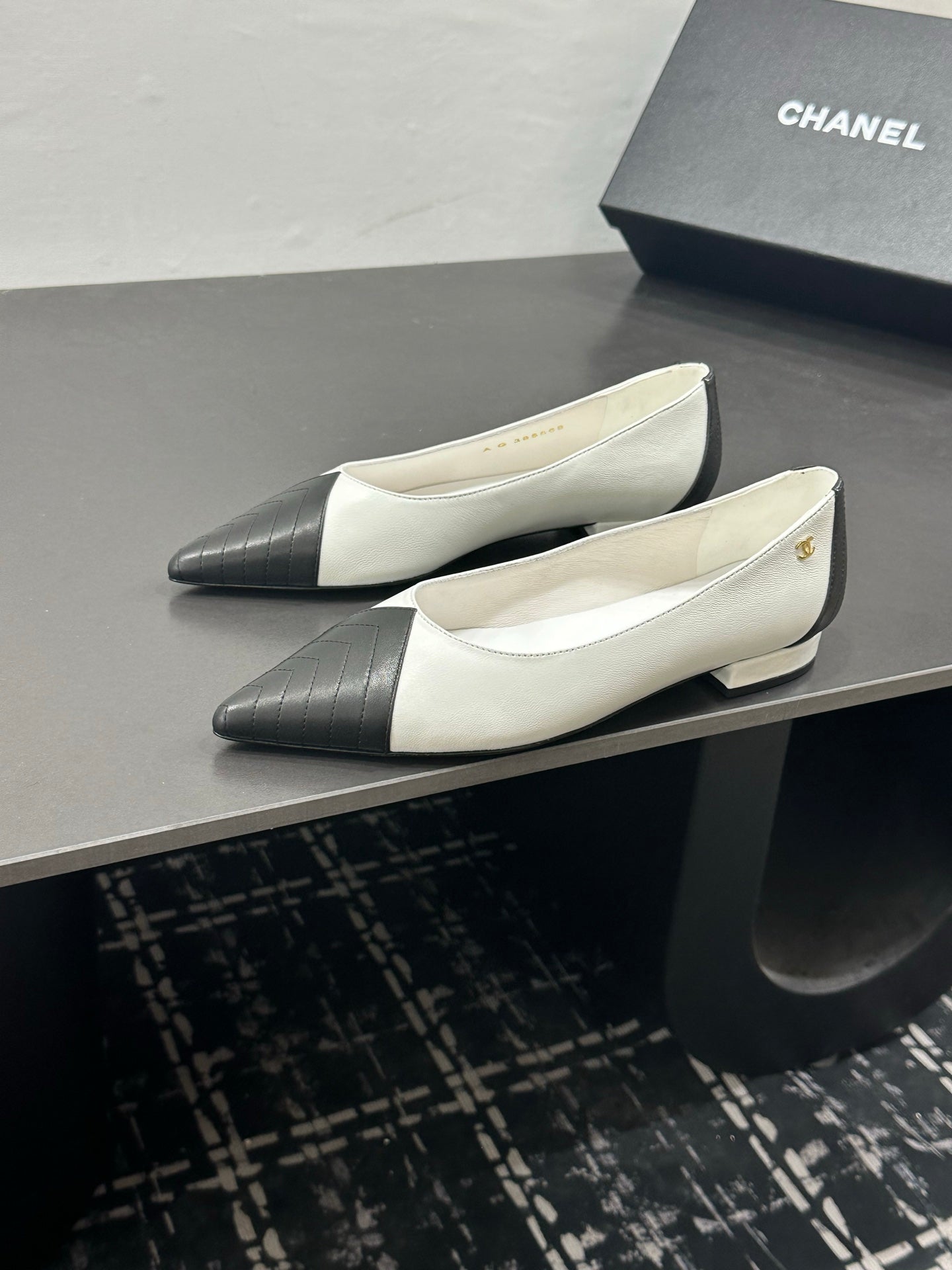 CHANEL 26S FLAT SHOES IN WHITE AND BLACK LAMBSKIN