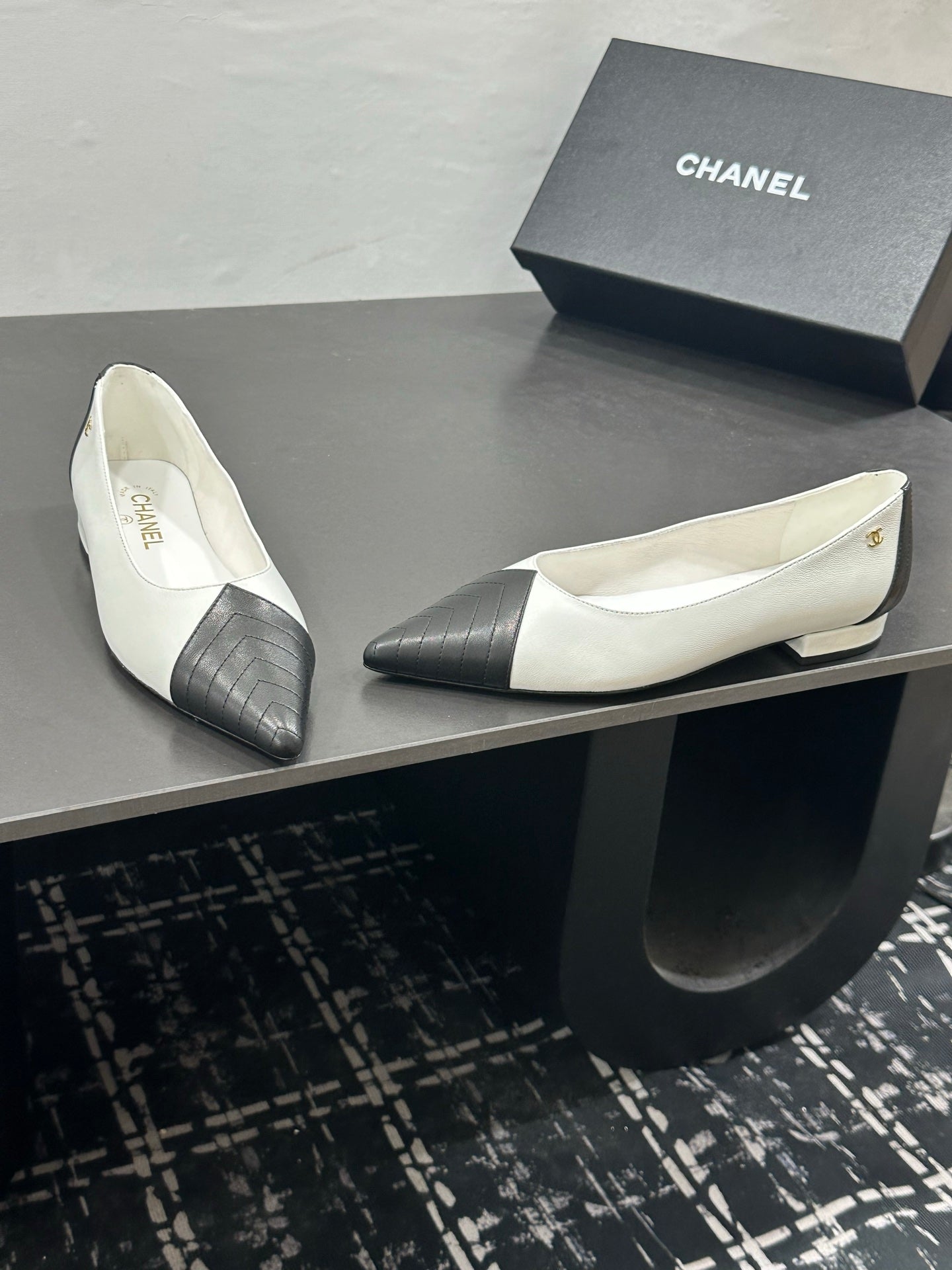 CHANEL 26S FLAT SHOES IN WHITE AND BLACK LAMBSKIN