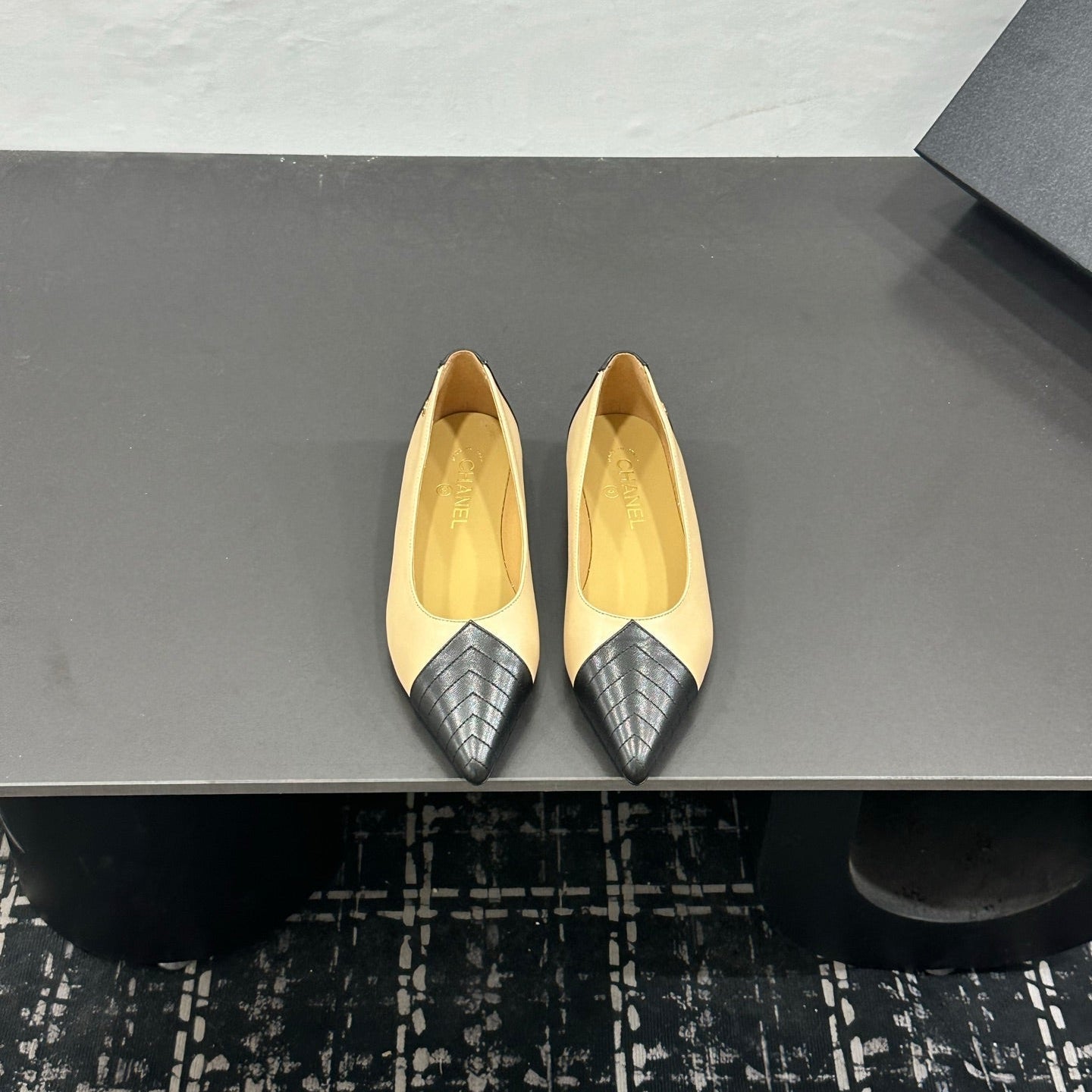 CHANEL 26S FLAT SHOES IN BEIGE AND BLACK LAMBSKIN