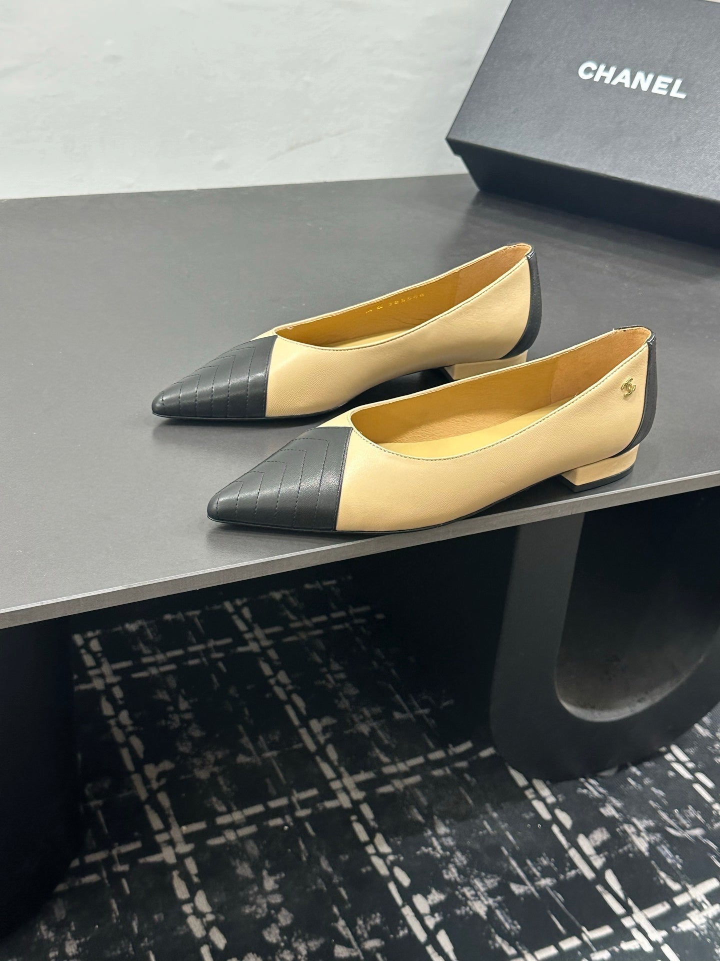 CHANEL 26S FLAT SHOES IN BEIGE AND BLACK LAMBSKIN