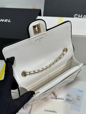 QUILTED FLAP BAG WITH BLACK TRIM 19 IN WHITE LAMBSKIN