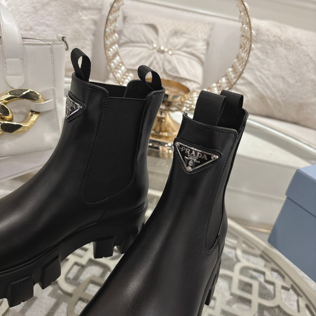 PRADA 26S MONOLITH CHELSEA BOOTS IN BLACK SHINY CALFSKIN AND FABRIC
