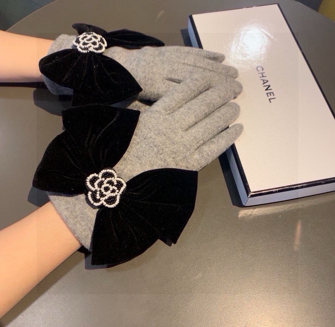 GLOVES IN DOVE GRAY WOOL WITH LARGE BLACK BOW 464994