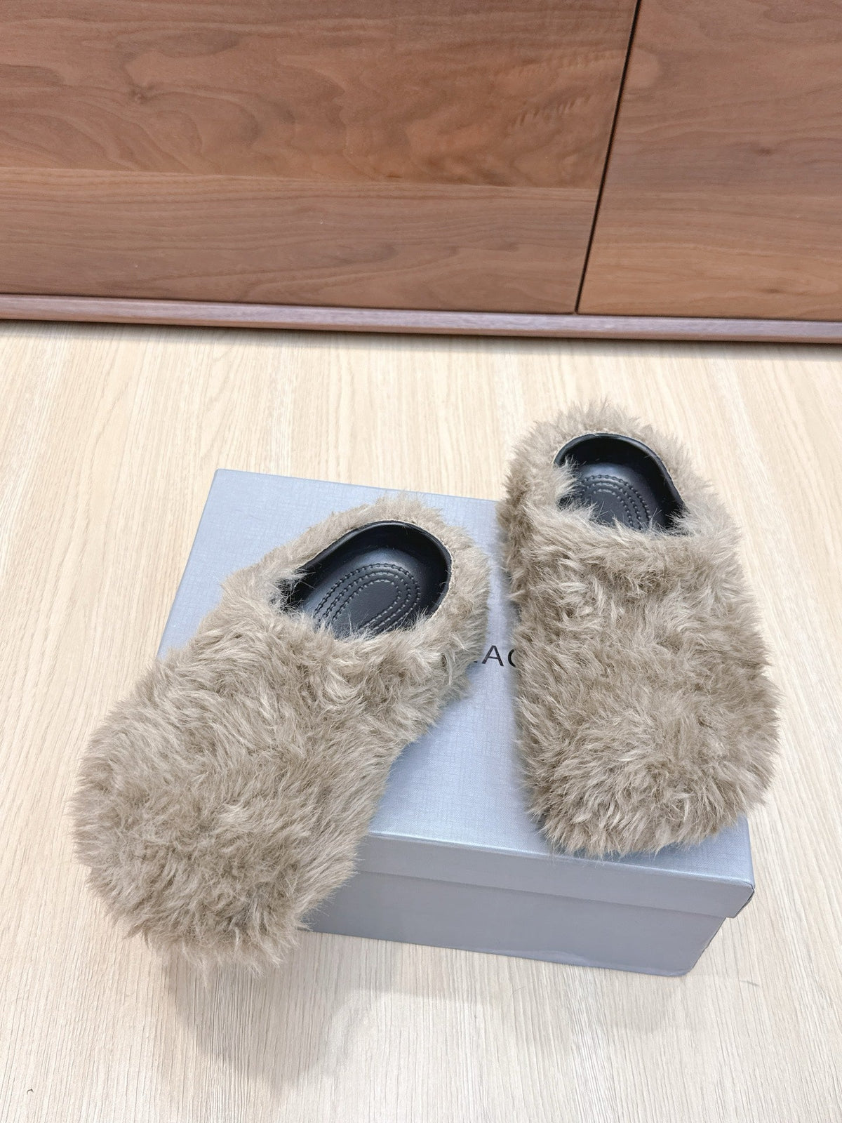 BALENCIAGA 25S MULES IN LIGHT BEIGE FAUX FUR
