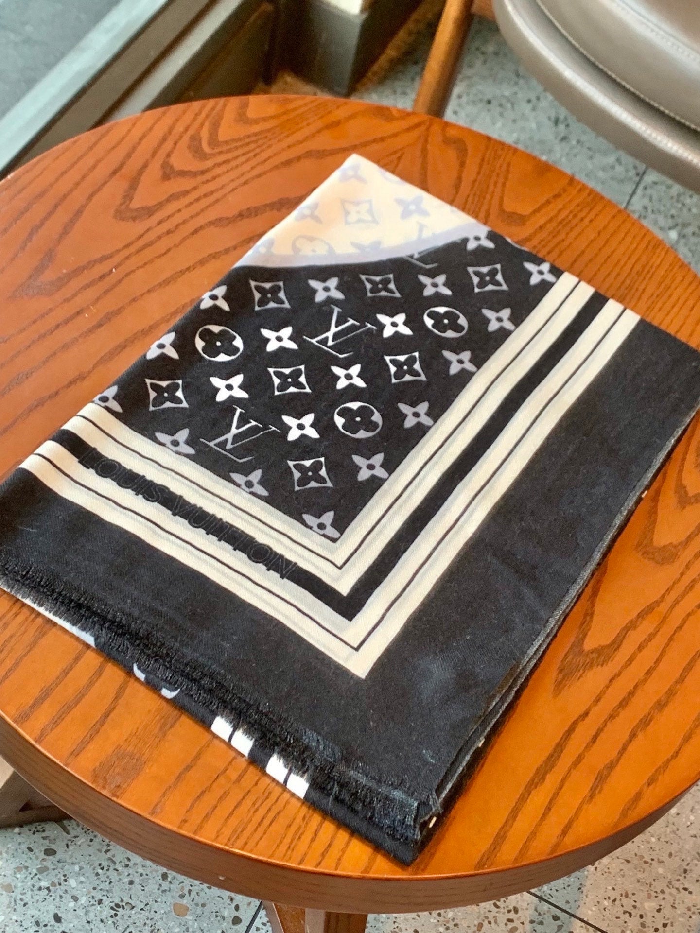 LV 26S SCARF 200 IN CASHMERE AND SILK 316732