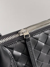 BOTTEGA VENETA 25S ANDIAMO LARGE INTRECCIATO 39 IN BLACK CALFSKIN