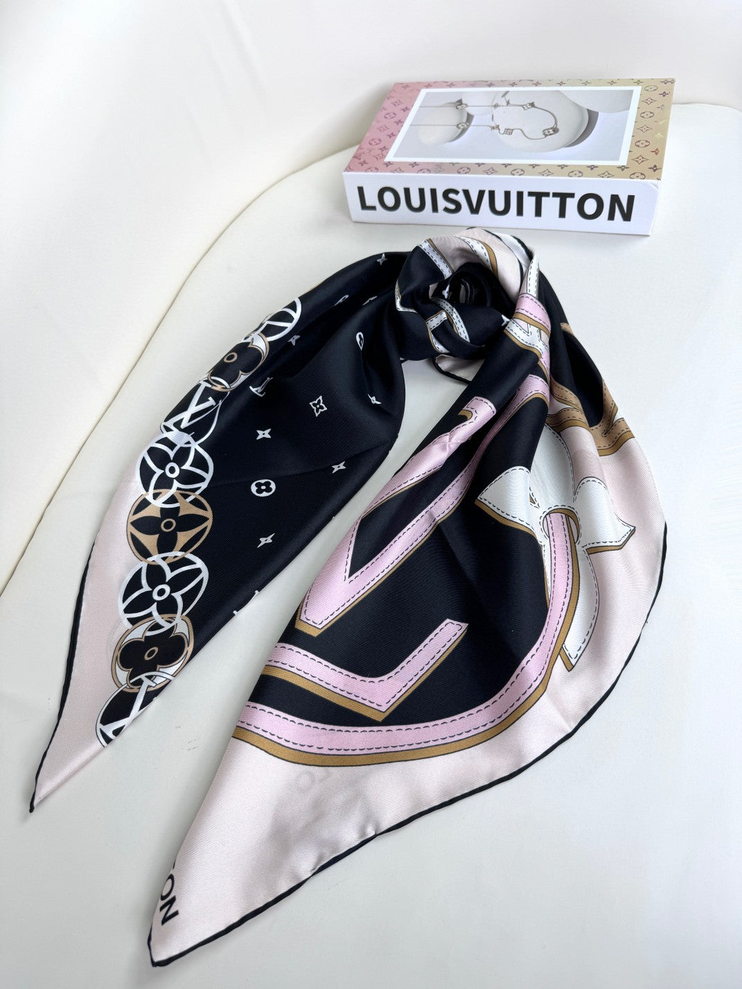 LV 26S SCARF 90 IN SILK 318438