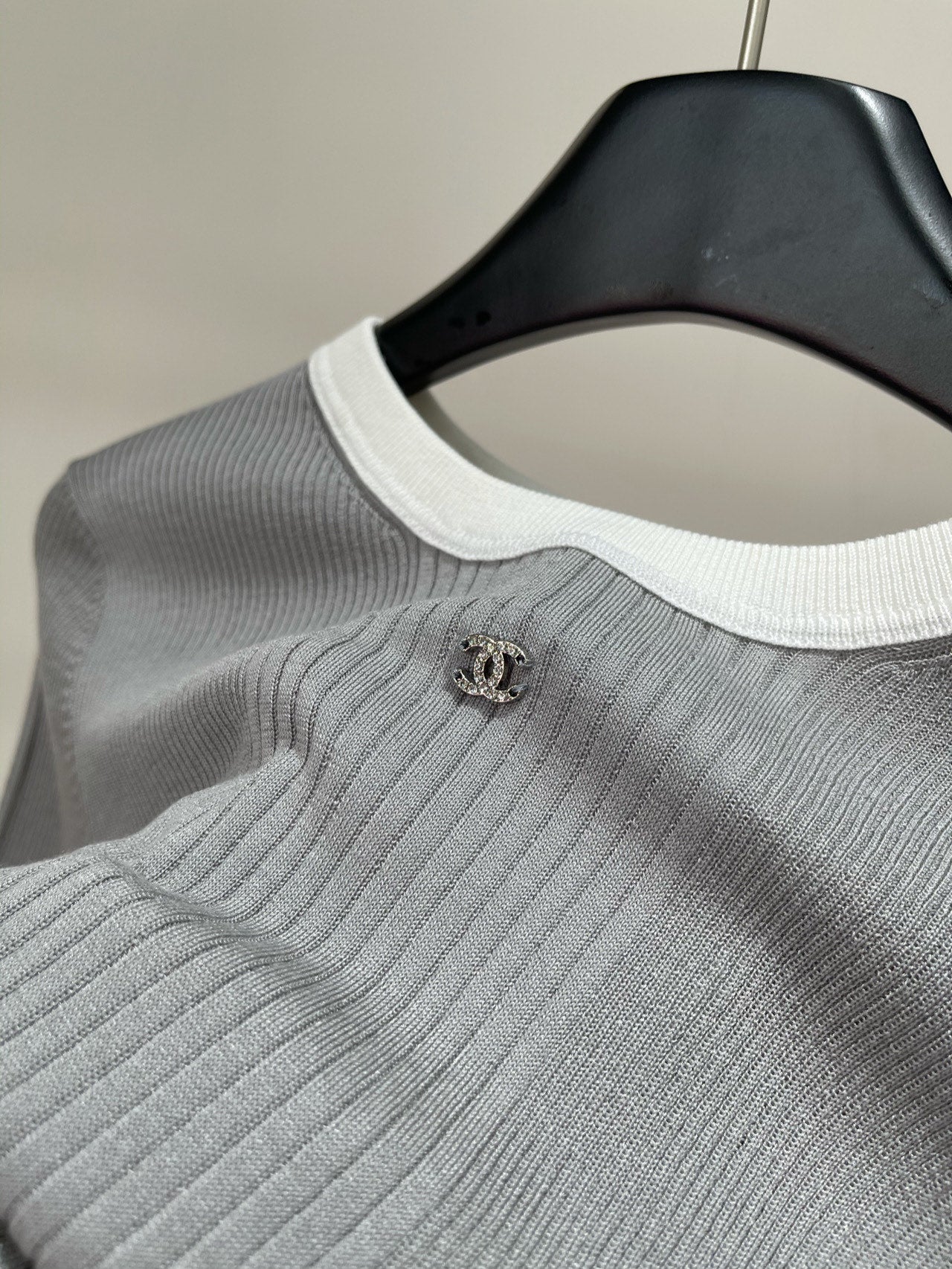 CHANEL SHORT-SLEEVE KNIT SWEATER 259270