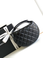 CC 16 MINI POUCH IN BLACK GRAINED CALFSKIN AND GOLD METAL