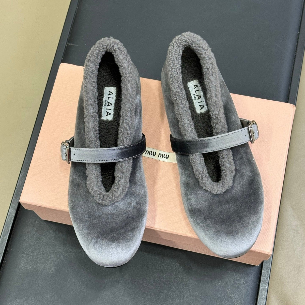 ALAIA 25S BALLET FLATS IN GREY VELVET