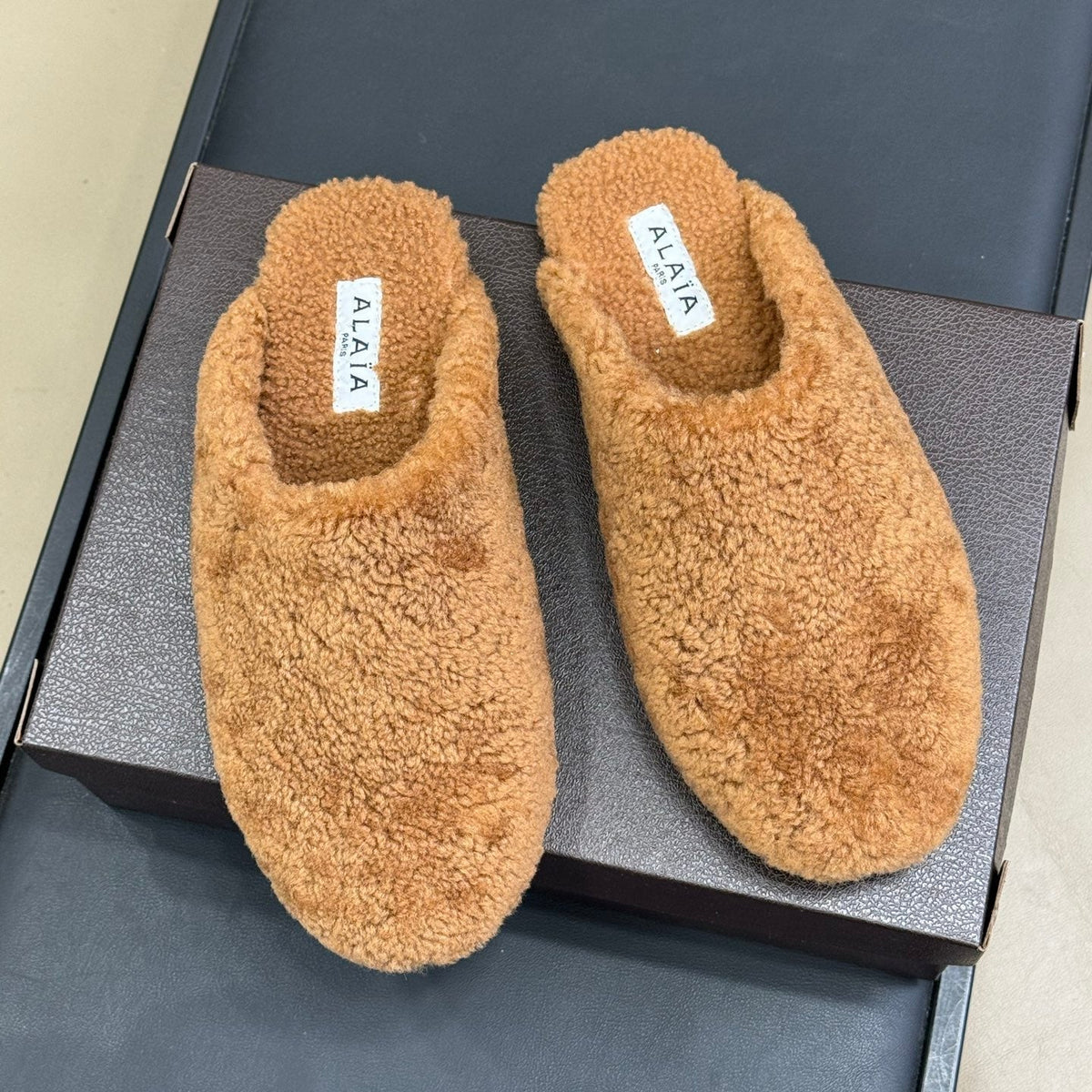 ALAIA 25S SHEARLING COZY SLIPPERS IN CARAMEL