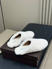 ALAIA 25S SHEARLING COZY SLIPPERS IN WHITE