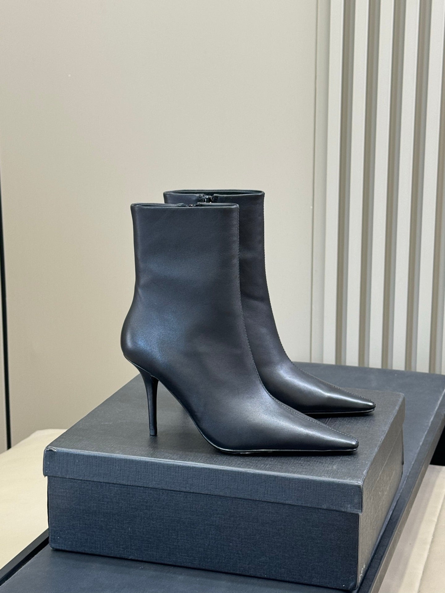 YSL 26S ZIPPERED HEELED BOOTS IN BLACK CALFSKIN