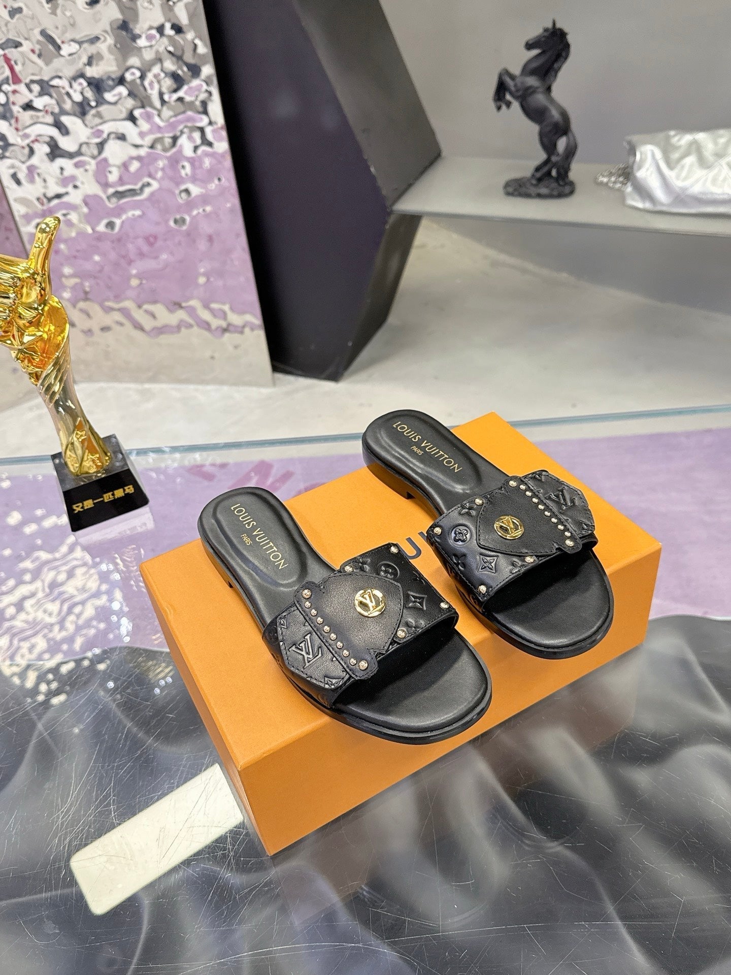 LV 26S FLAT SLIDE SANDALS IN BLACK EMBOSSED CALFSKIN GOLD HARDWARE