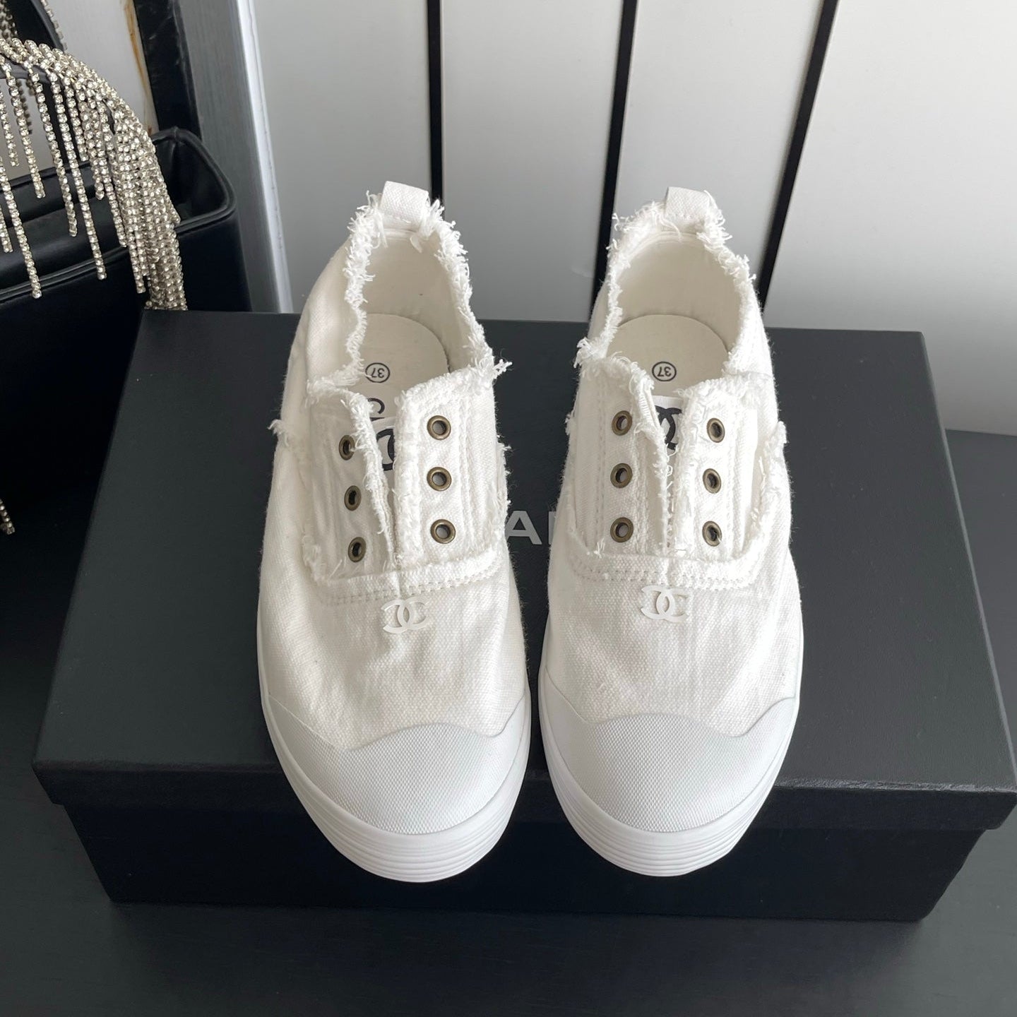 CHANEL 26S LOW TOP SNEAKERS IN WHITE FRAYED CANVAS
