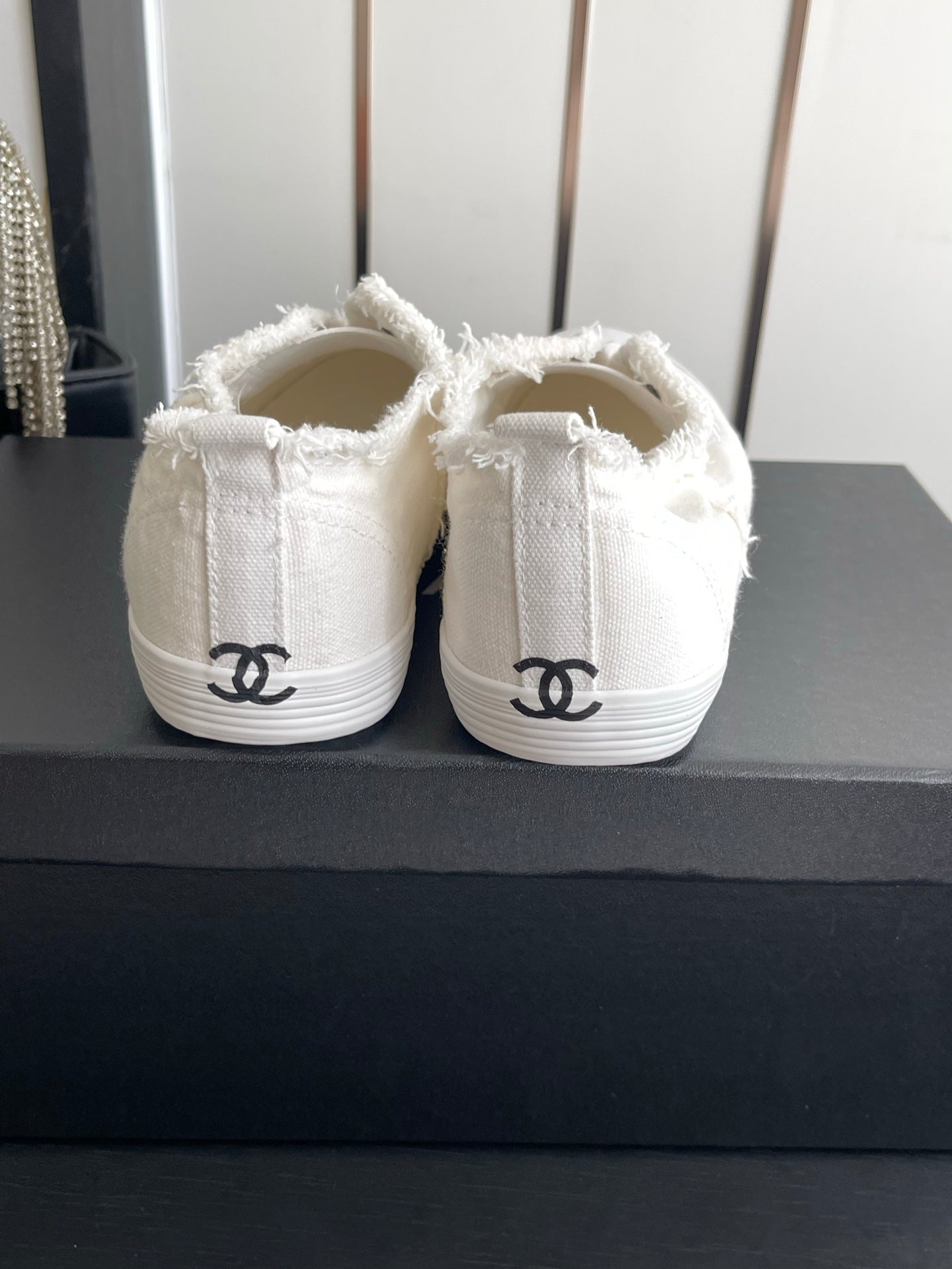CHANEL 26S LOW TOP SNEAKERS IN WHITE FRAYED CANVAS