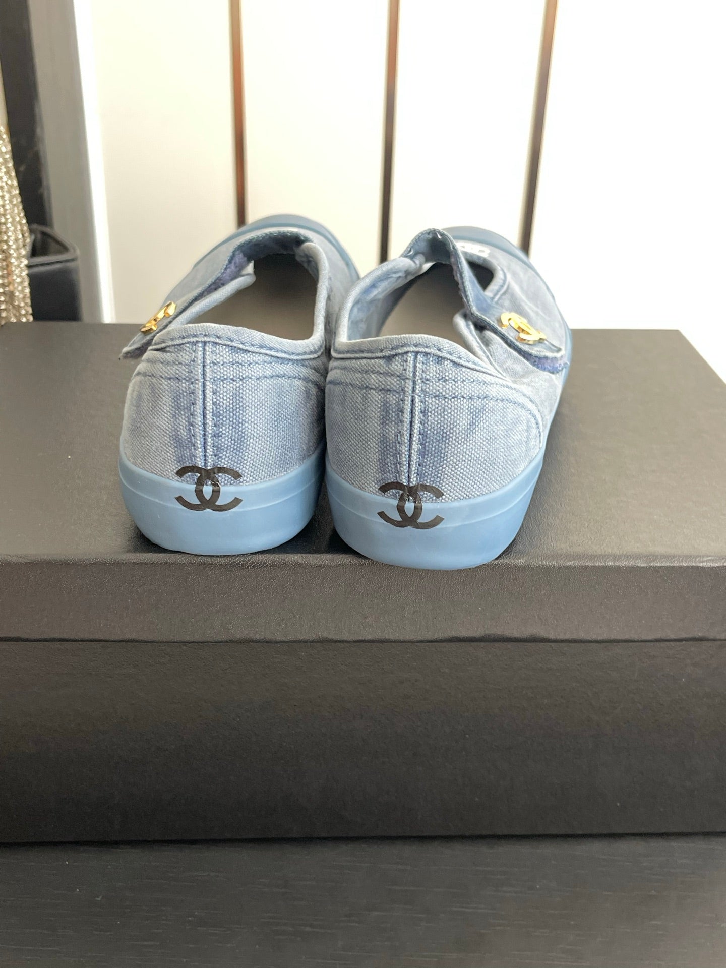 CHANEL 26S MARY JANE SNEAKERS IN NAVY BLUE CANVAS WITH GOLD-TONE METAL CC LOGO