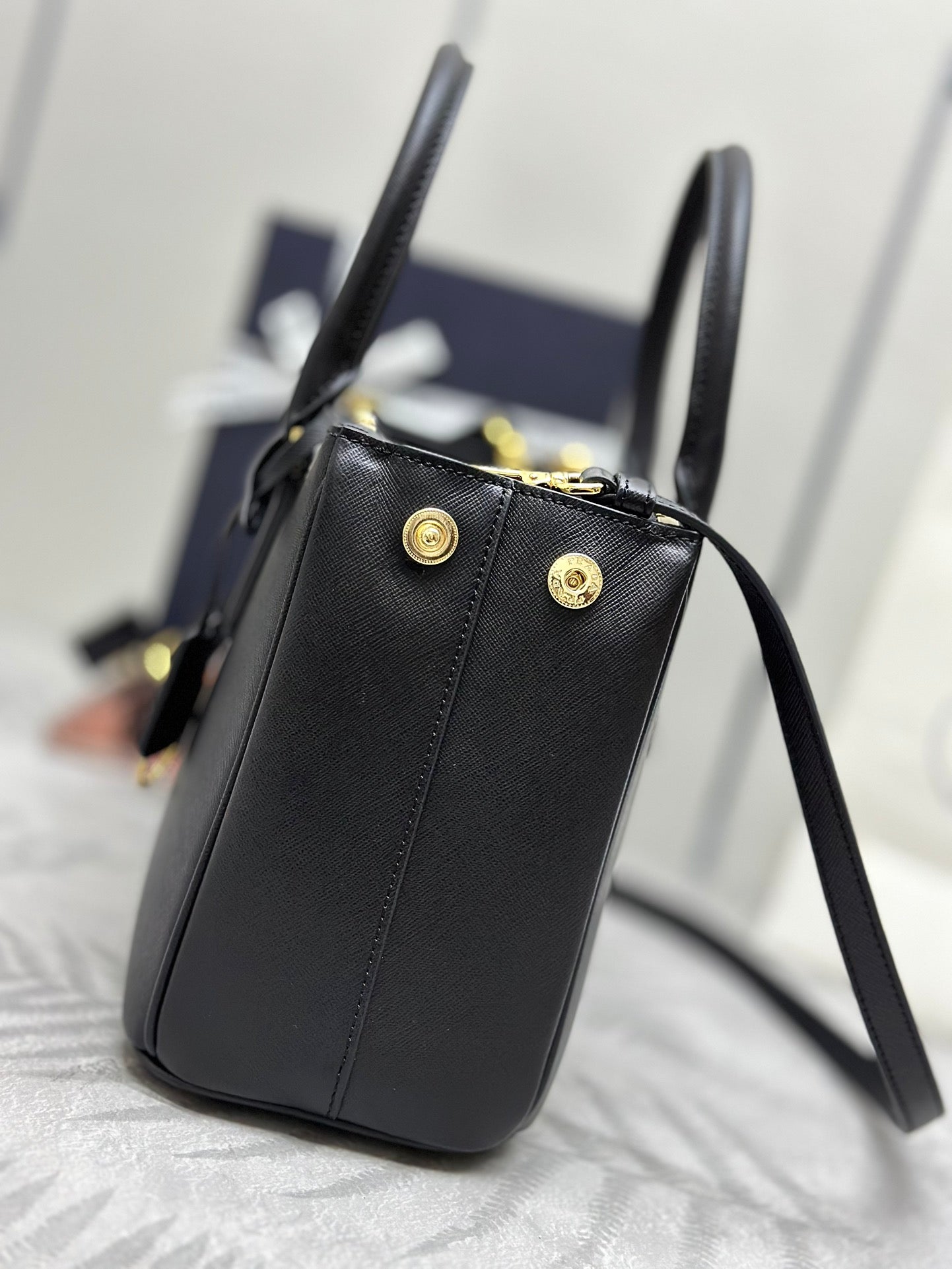 PRADA 25S GALLERIA LARGE BAG 28 IN BLACK CALFSKIN GOLD HARDWARE