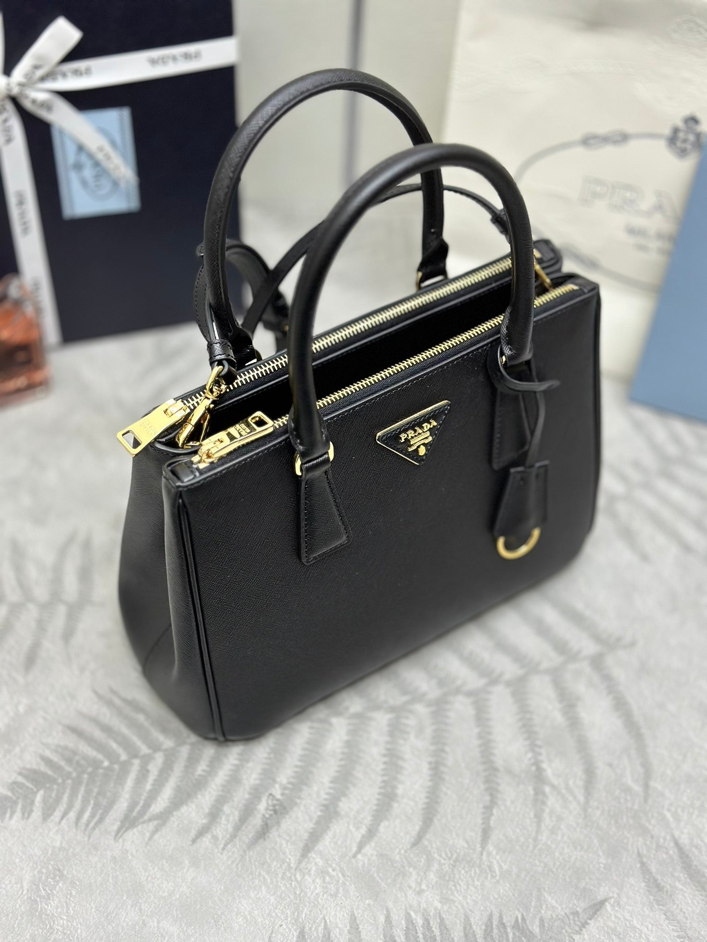 PRADA 25S GALLERIA LARGE BAG 28 IN BLACK CALFSKIN GOLD HARDWARE