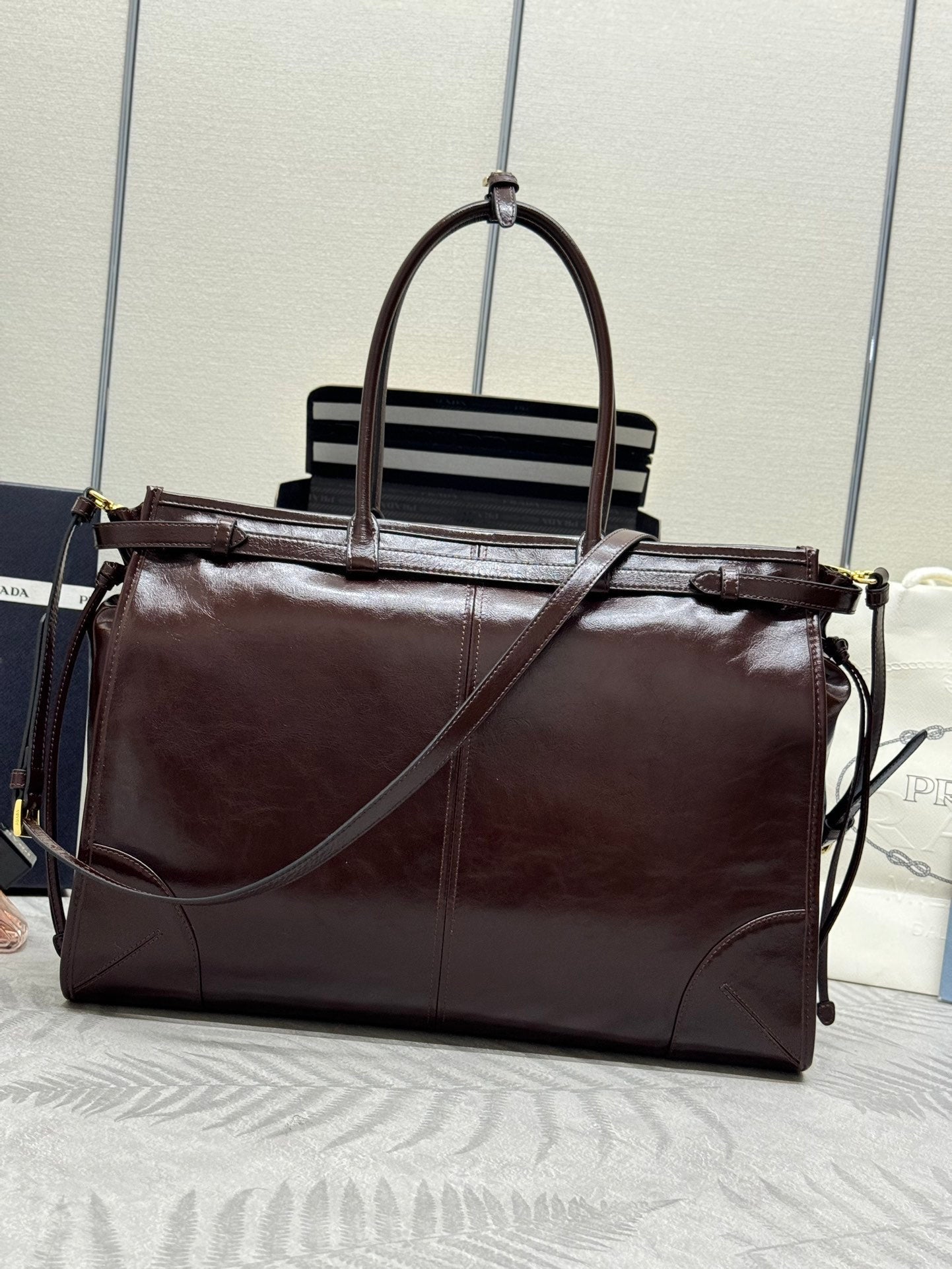 PRADA 25S BONNIE EXTRA-LARGE 42 IN DARK BROWN GLOSSY CALFSKIN GOLD HARDWRE