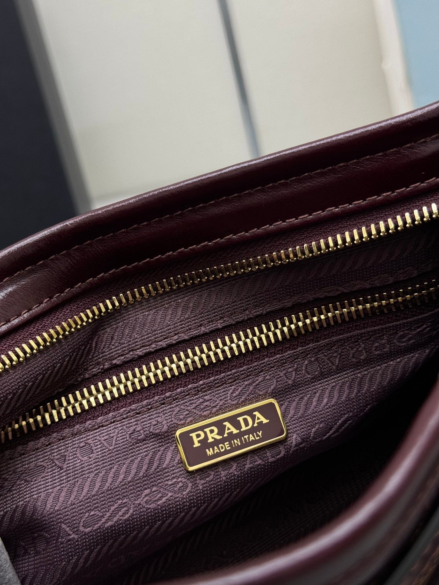 PRADA 25S BONNIE SMALL SHOULDER BAG 26 IN BURGUNDY GLOSSY CALFSKIN GOLD HARDWARE