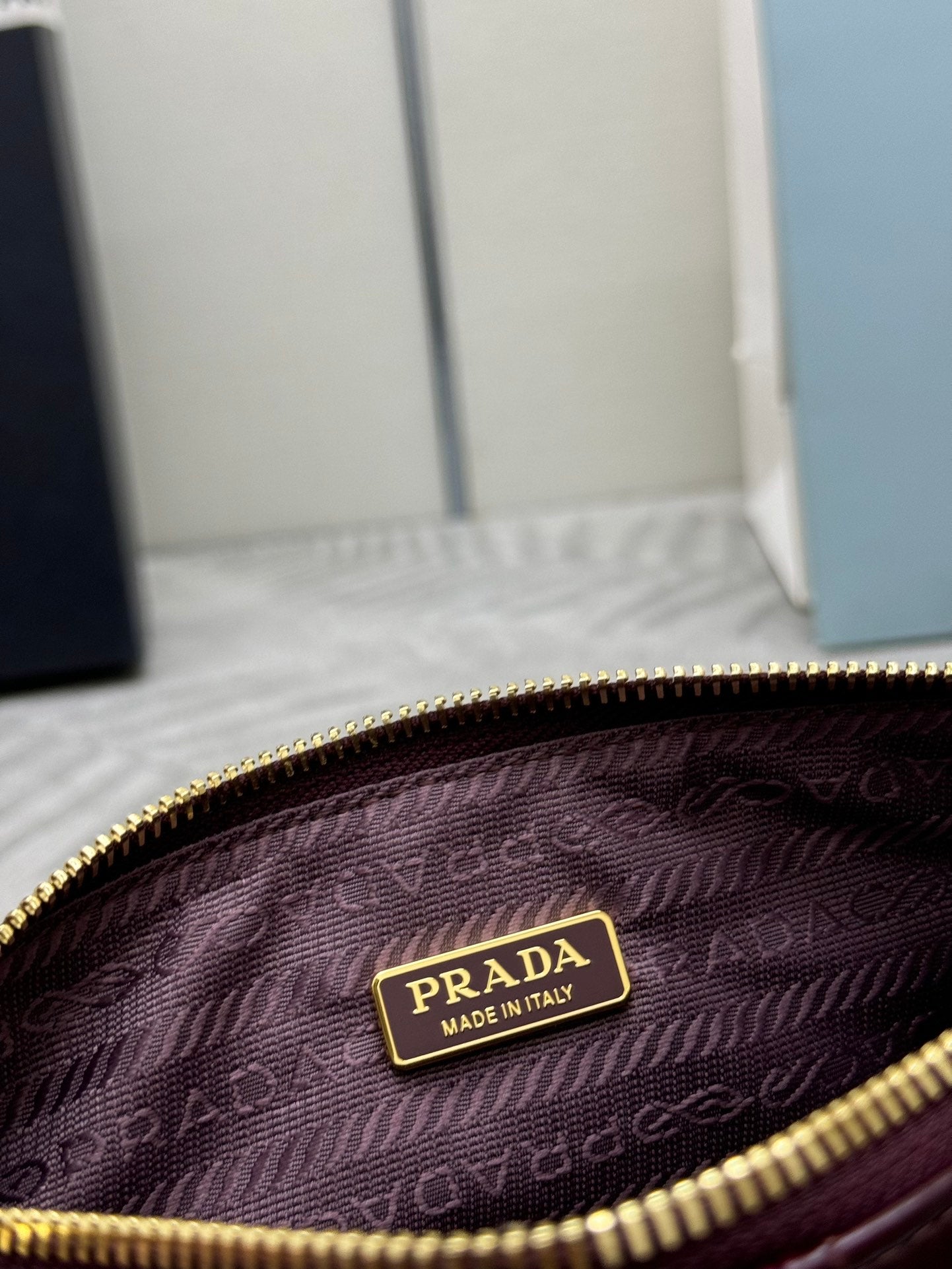 PRADA 25S RE-EDITION 2002 MEDIUM SHOULDER BAG 26 IN BURGUNDY CALFSKIN GOLD HARDWARE