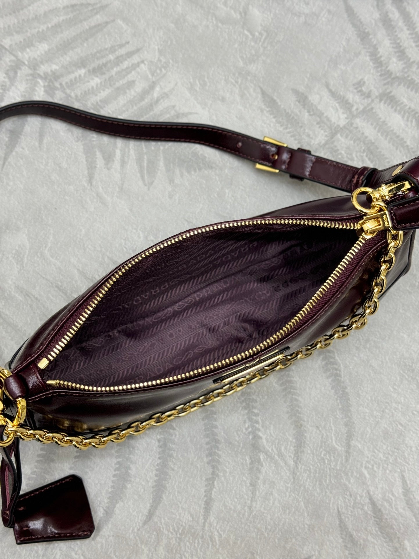 PRADA 25S RE-EDITION 2002 MEDIUM SHOULDER BAG 26 IN BURGUNDY CALFSKIN GOLD HARDWARE