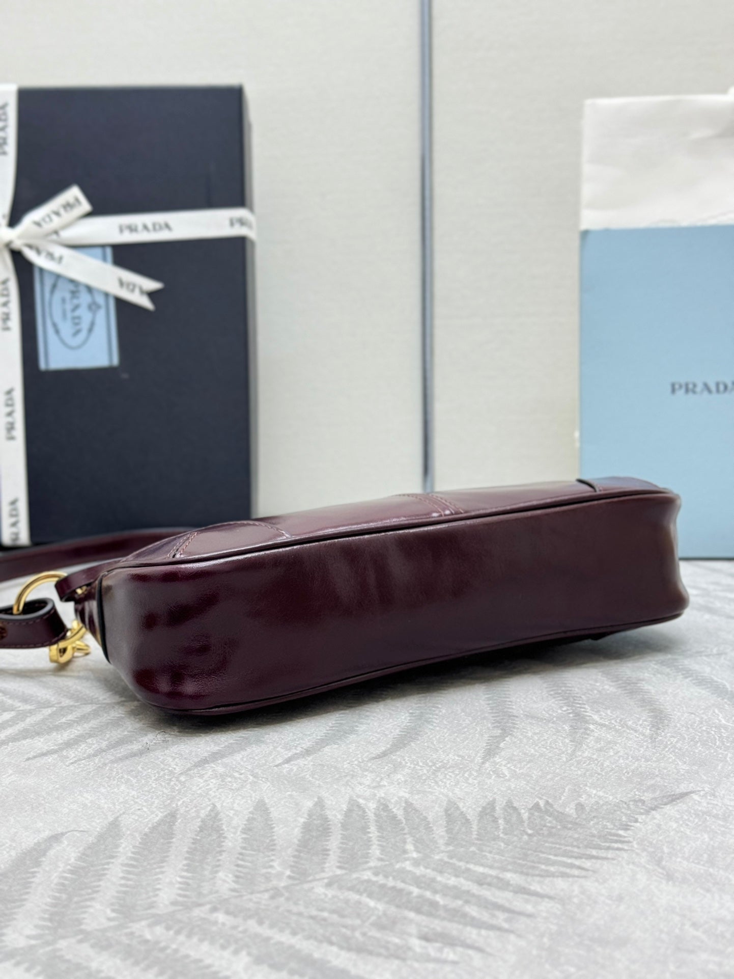 PRADA 25S RE-EDITION 2002 MEDIUM SHOULDER BAG 26 IN BURGUNDY CALFSKIN GOLD HARDWARE