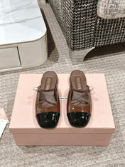 FLAT MULE IN CHOCOLATE BROWN MIX BLACK PATENT CALFSKIN