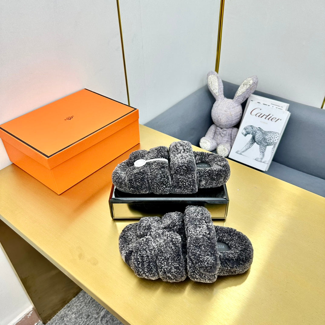 CHYPRE SANDAL IN DARK GRAY SHEARLING