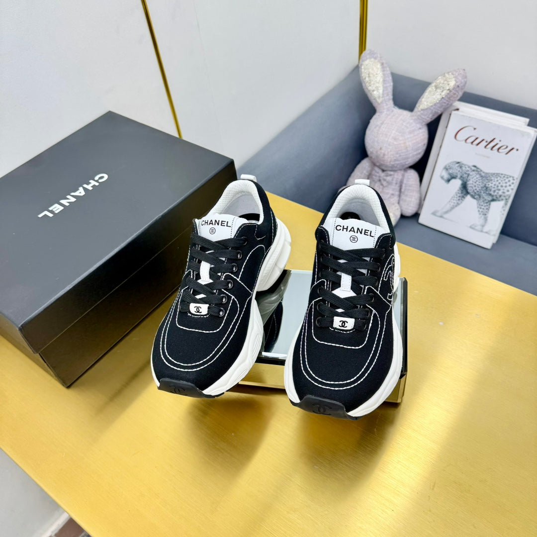 SNEAKER IN BLACK MIX WHITE BREATHABLE FABRIC