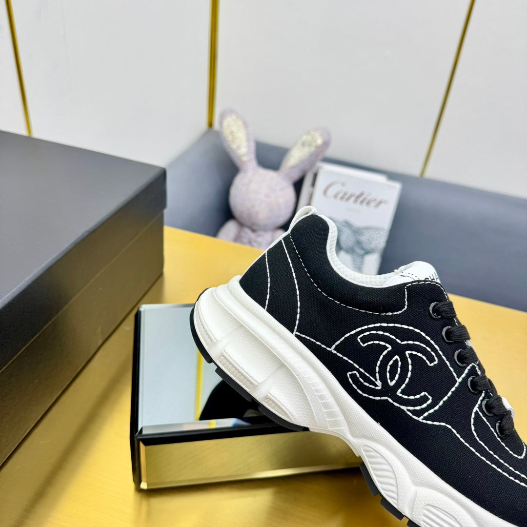 SNEAKER IN BLACK MIX WHITE BREATHABLE FABRIC