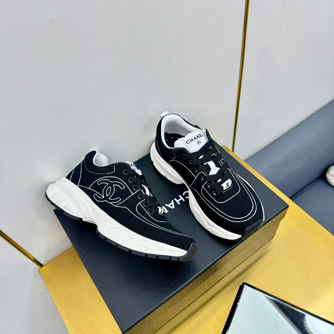 SNEAKER IN BLACK MIX WHITE BREATHABLE FABRIC