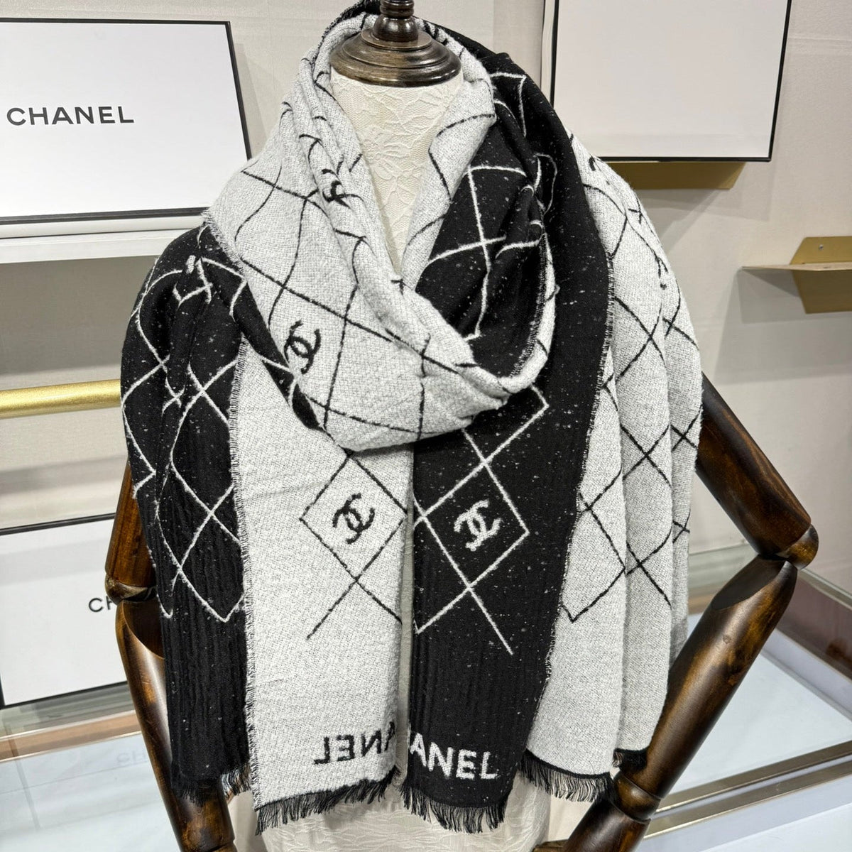 CHANEL 25S SCARF 195 IN CASHMERE 880355