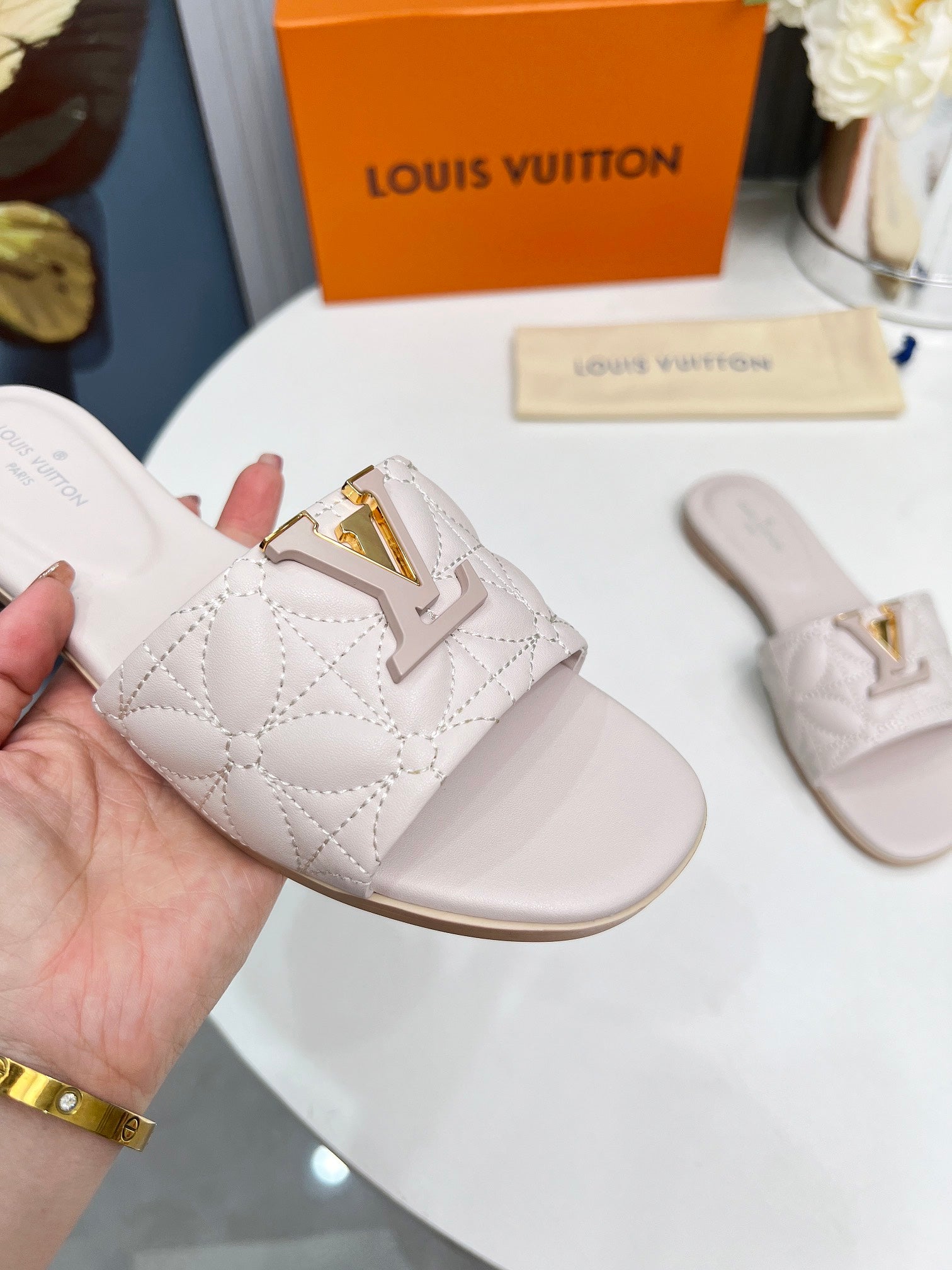 LV 26S MARE FLAT MULES IN ASH BEIGE CALFSKIN