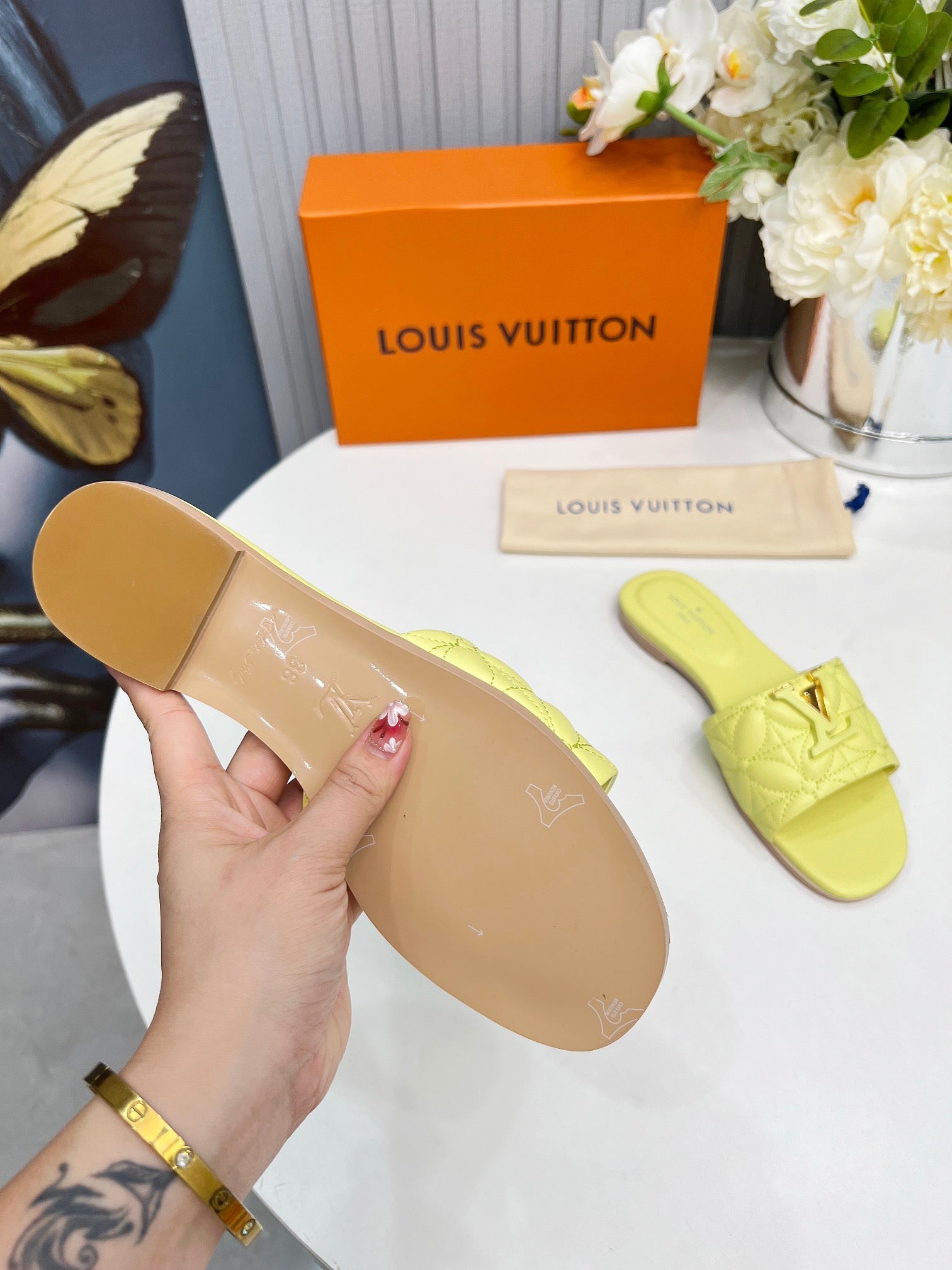 LV 26S MARE FLAT MULES IN LIGHT YELLOW CALFSKIN