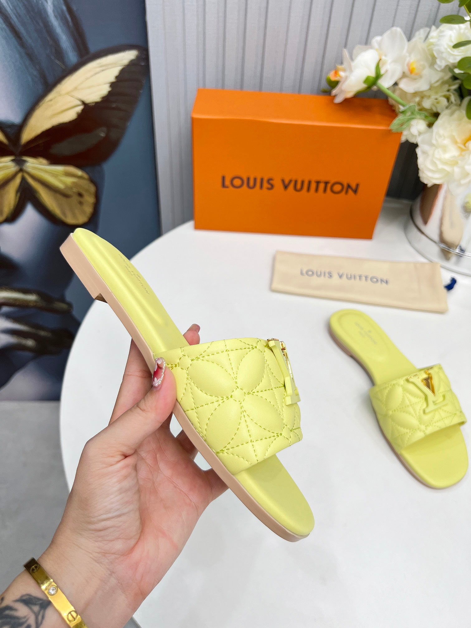 LV 26S MARE FLAT MULES IN LIGHT YELLOW CALFSKIN