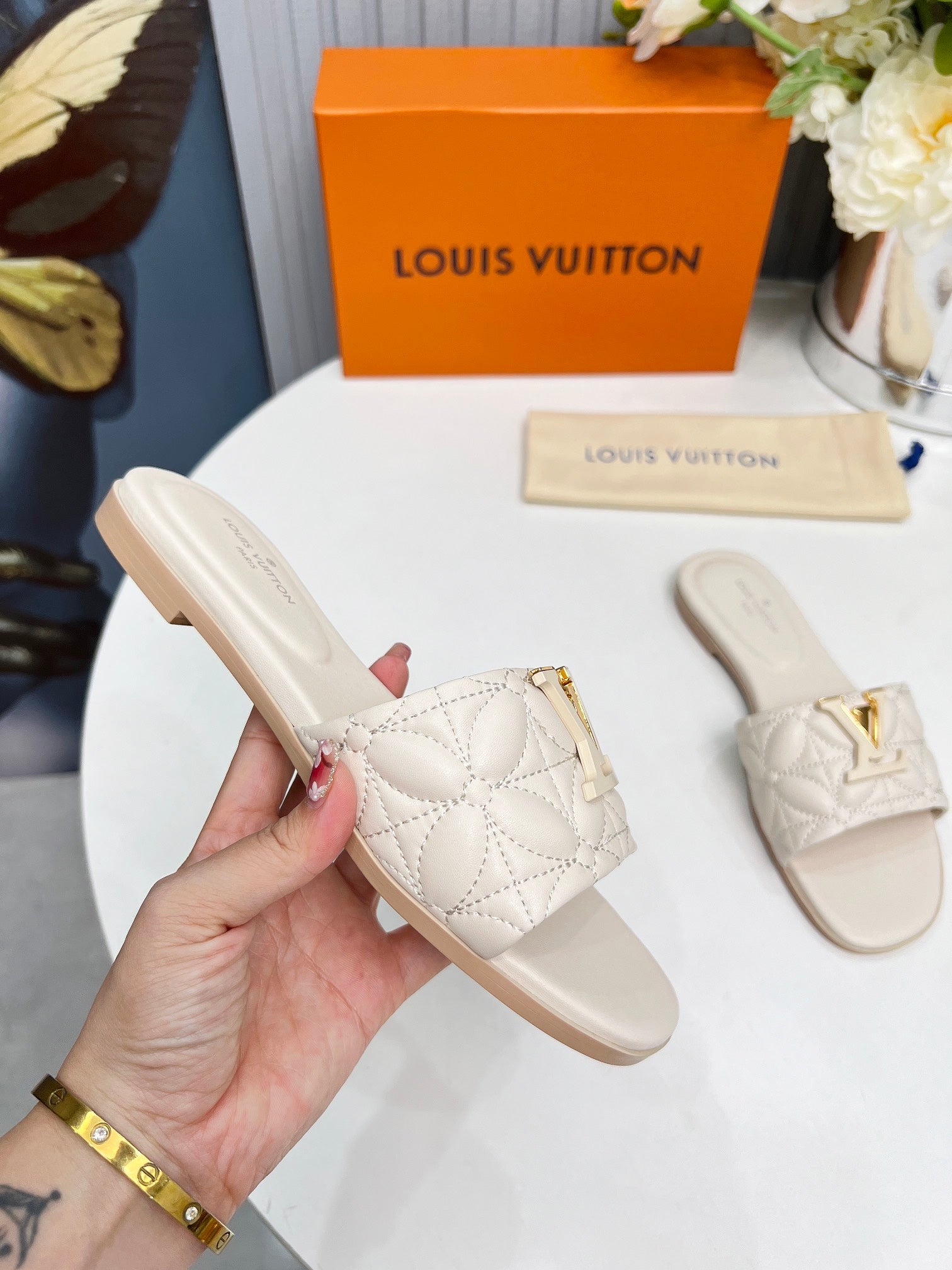LV 26S MARE FLAT MULES IN IVORY BEIGE CALFSKIN