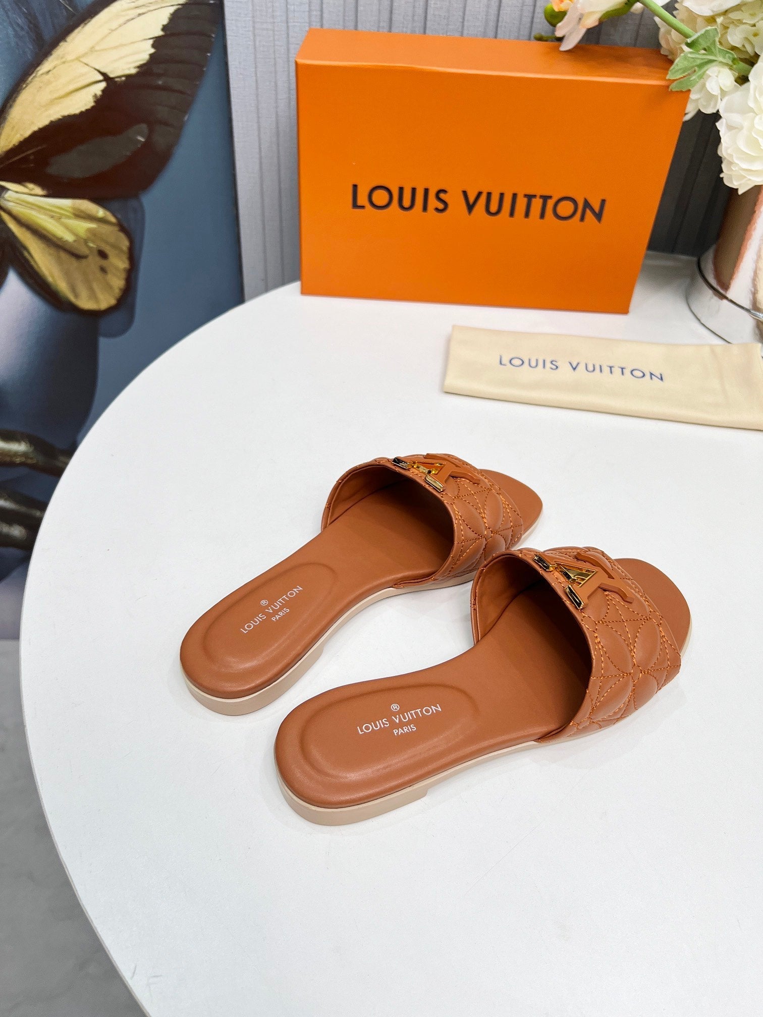 LV 26S MARE FLAT MULES IN BROWN CALFSKIN