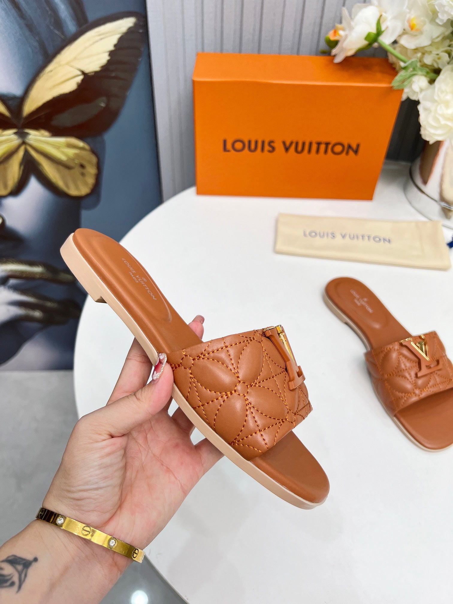 LV 26S MARE FLAT MULES IN BROWN CALFSKIN