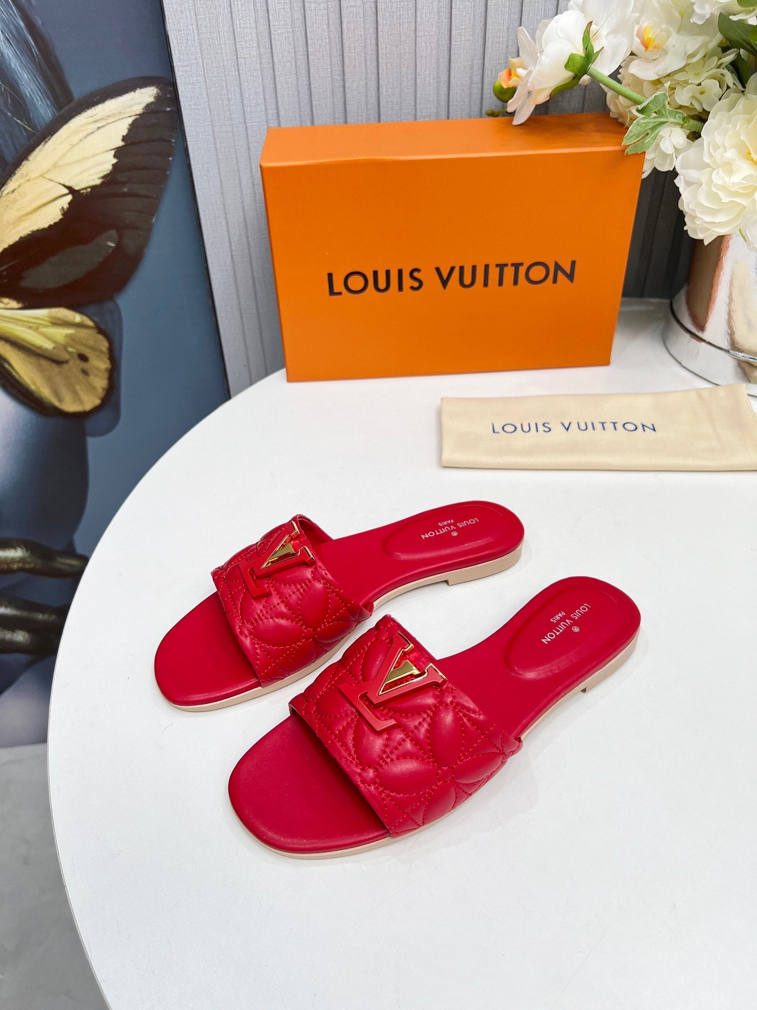 LV 26S MARE FLAT MULES IN RED CALFSKIN