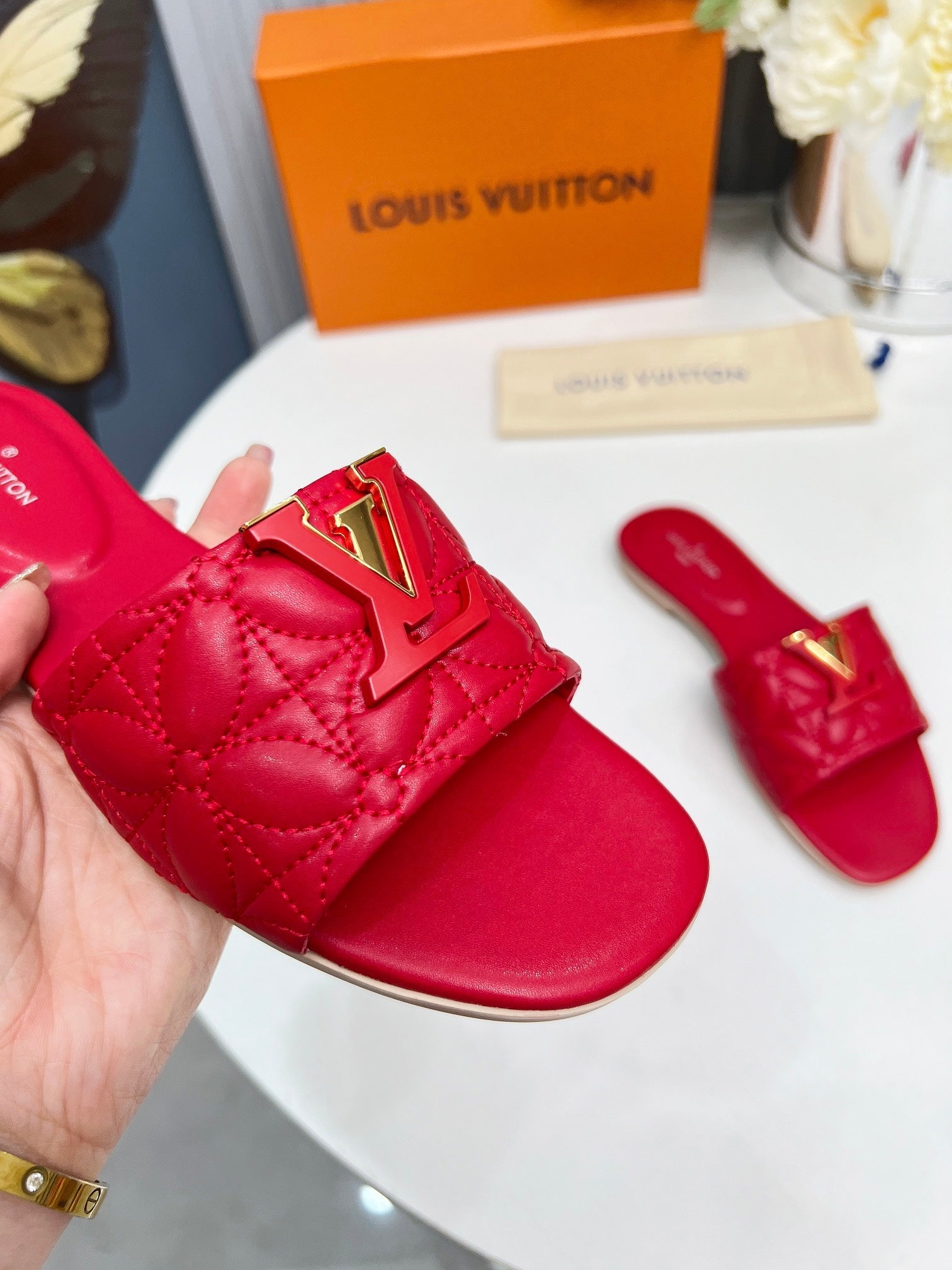 LV 26S MARE FLAT MULES IN RED CALFSKIN