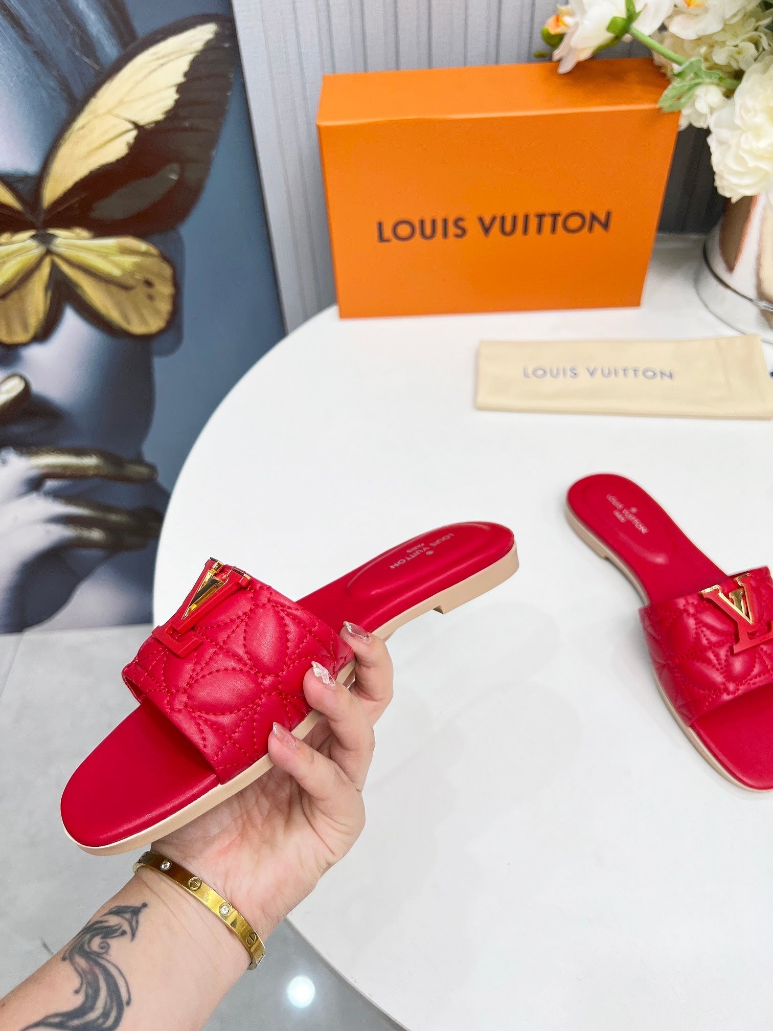 LV 26S MARE FLAT MULES IN RED CALFSKIN