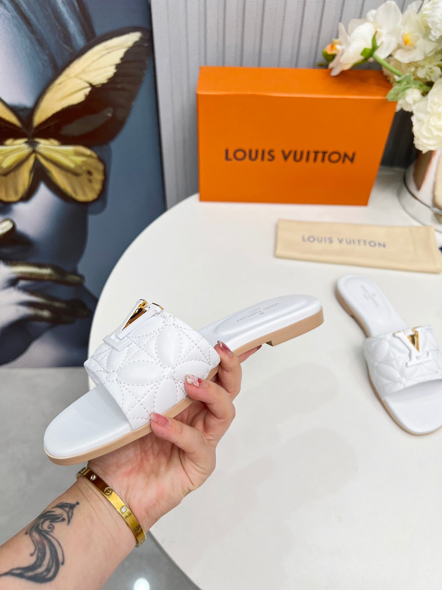 LV 26S MARE FLAT MULES IN WHITE CALFSKIN