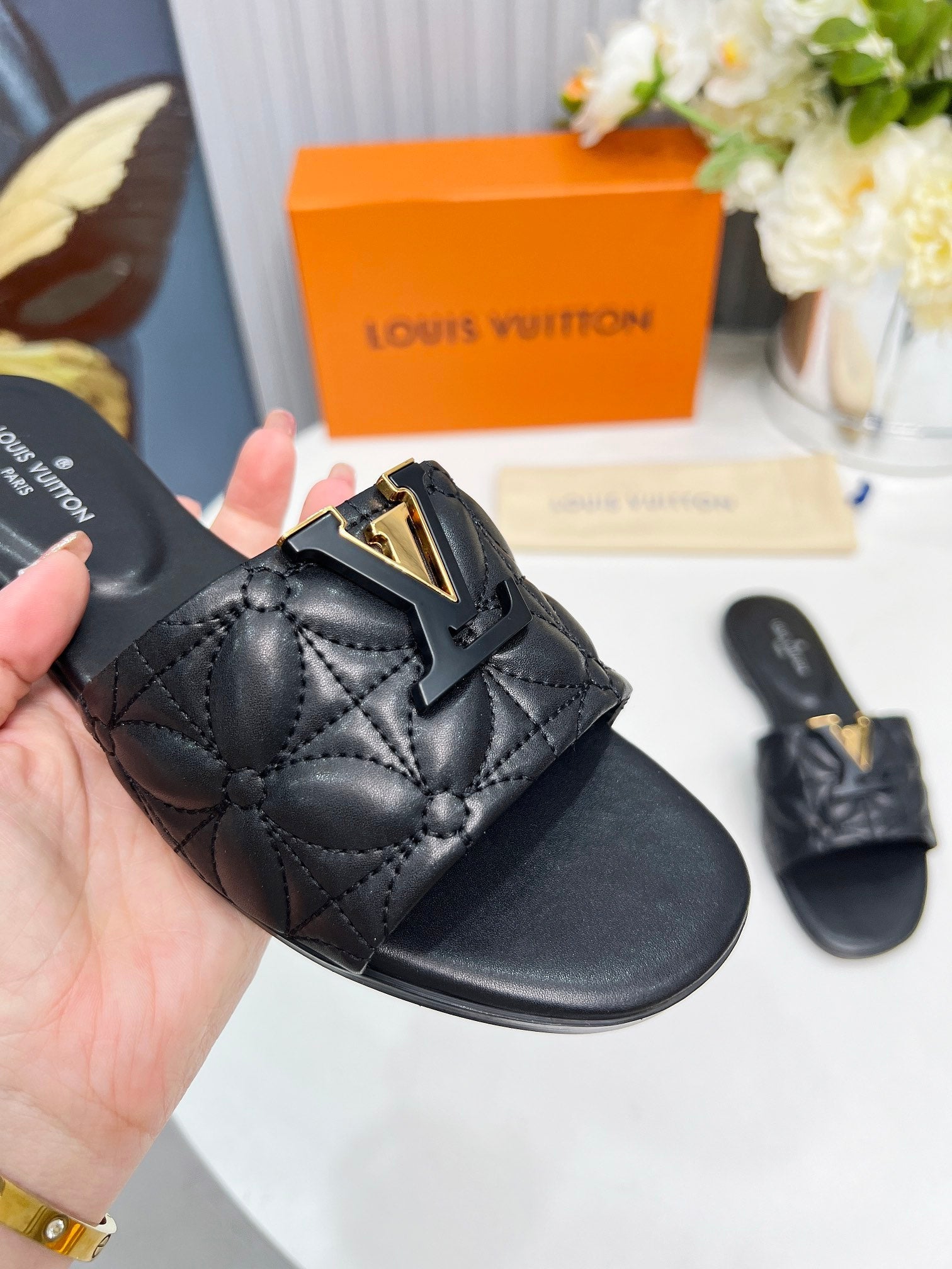 LV 26S MARE FLAT MULES IN BLACK CALFSKIN